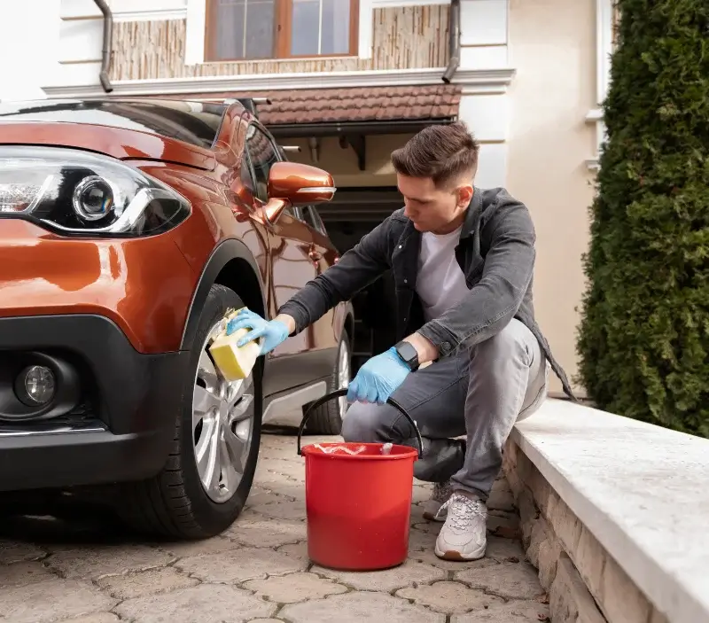 Lavage auto à domicile Denipaire : professionnel intervenant sur un véhicule